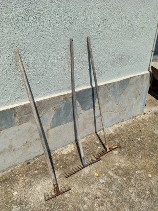 Pico,rastrillos, azada y pala herramientas