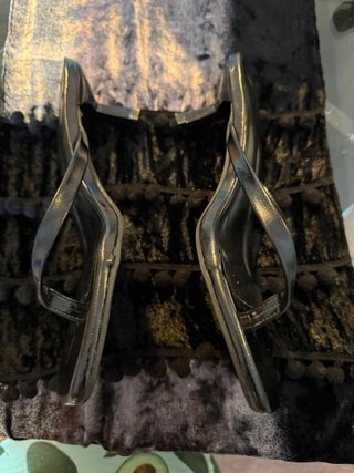 Zapatilla tacón negra