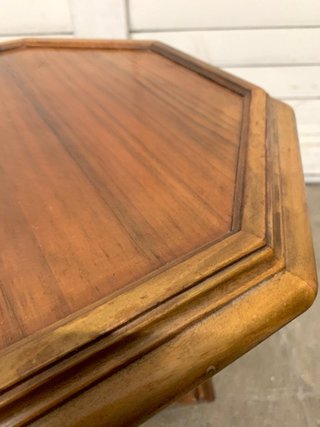 Mesa auxiliar octogonal de madera. Mobles Valentí