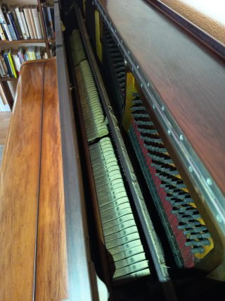 Piano vertical madera PLEYEL.