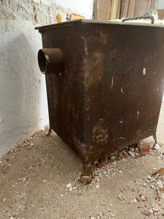 Estufa leña antigua hierro fundido en Jaén