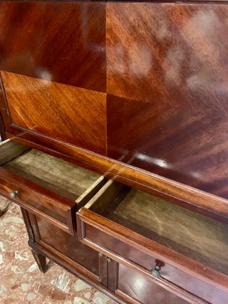 Mueble bar vintage clásico de madera con espejos