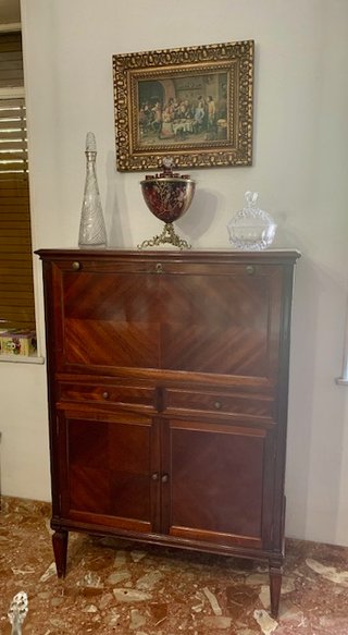 Mueble bar vintage clásico de madera con espejos