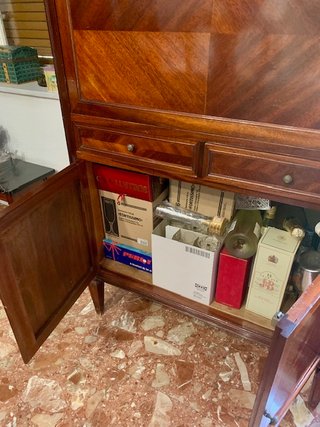 Mueble bar vintage clásico de madera con espejos