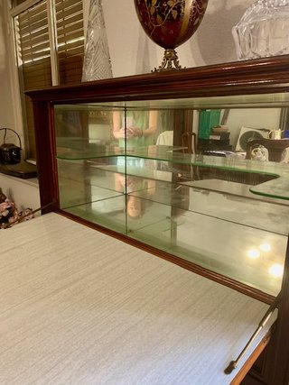 Mueble bar vintage clásico de madera con espejos