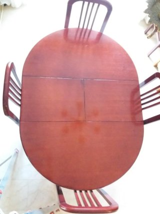 Mesa de comedor ovalada de madera