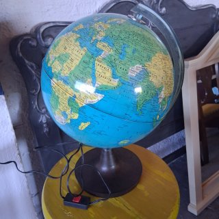 Globo terráqueo iluminado