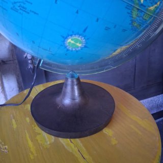 Globo terráqueo iluminado