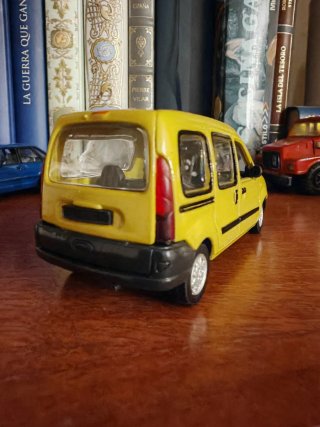 Renault Kangoo 1/43 Amarillo