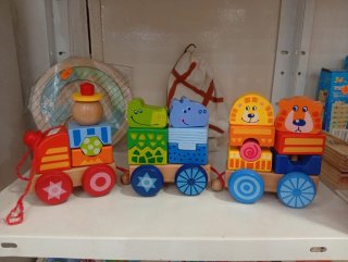 Tren de madera con animales