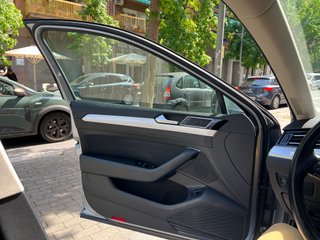 Volkswagen Passat 2.0 TDI Advance 2017 LED Navi