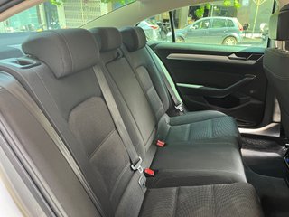 Volkswagen Passat 2.0 TDI Advance 2017 LED Navi