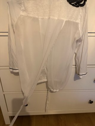 Blusa Bershka blanca con detalles
