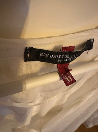 Blusa Bershka blanca con detalles
