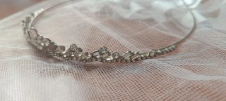 Tiara de brillantes plateada
