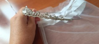 Tiara de brillantes plateada
