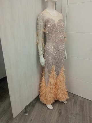 Vestido fiesta pedrería y plumas beige