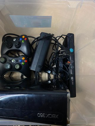 Xbox 360 con 2 mandos, Kinect HDMI y juegos