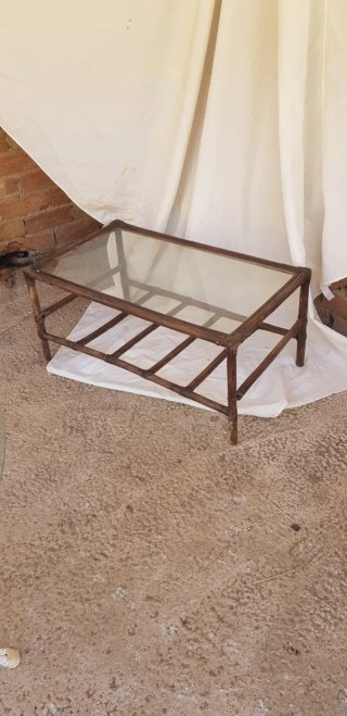 Mesa auxiliar  mimbre y cristal