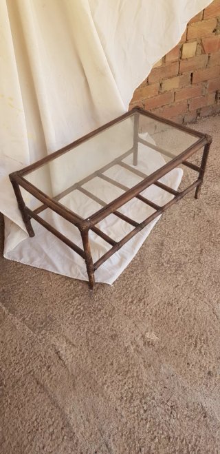 Mesa auxiliar  mimbre y cristal