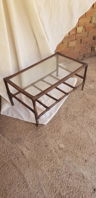 Mesa auxiliar  mimbre y cristal