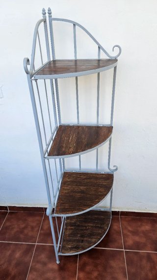 Estantería rinconera metálica y madera