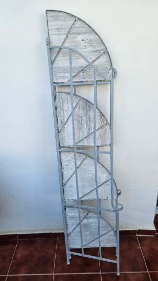Estantería rinconera metálica y madera