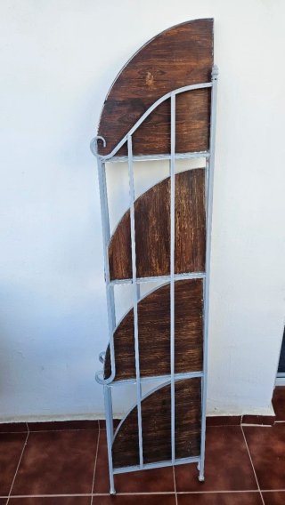 Estantería rinconera metálica y madera