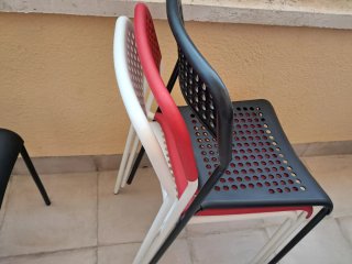 Sillas de Plástico Apilables (Negra, Roja, Blanca)