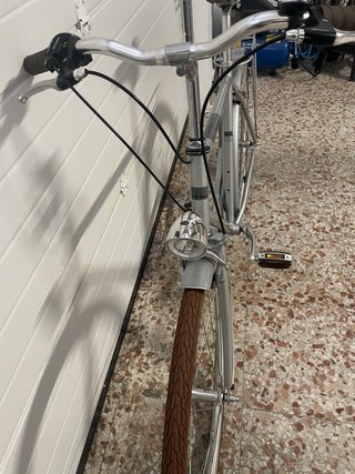 Bicicleta de paseo plateada