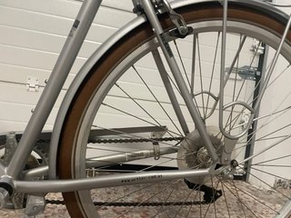 Bicicleta de paseo plateada
