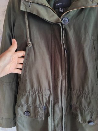 Parka verde con capucha forrada