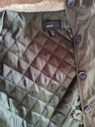 Parka verde con capucha forrada