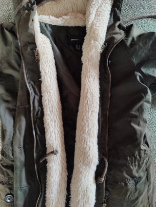 Parka verde con capucha forrada