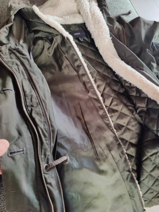 Parka verde con capucha forrada
