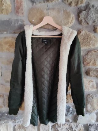 Parka verde con capucha forrada