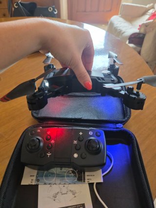 Drone con telecomando e custodia