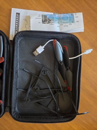 Drone con telecomando e custodia