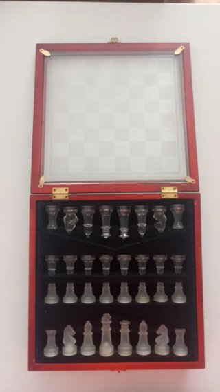 Ajedrez de cristal con tablero