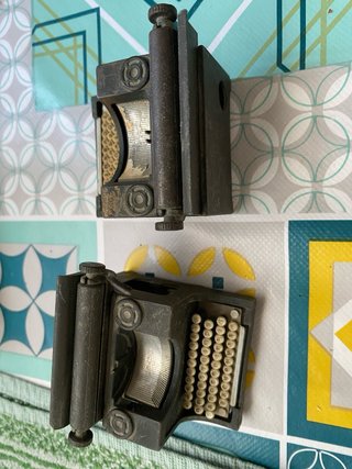 Máquina de escribir antigua Playme Ref-973.