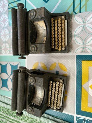 Máquina de escribir antigua Playme Ref-973.