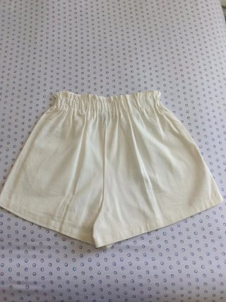 Shorts color crema de talle alto