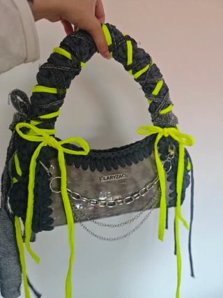 Bolso Laryza Gris con Detalles Fluor