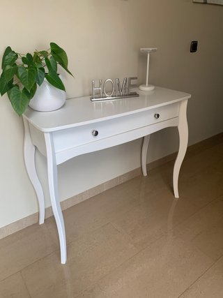 Mesa de entrada blanca y azul