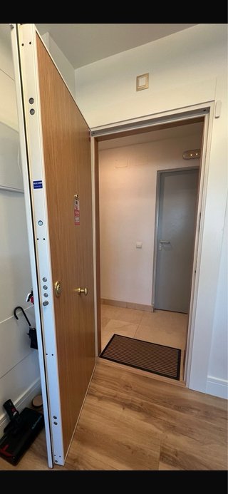 Puerta blindada nueva valor de 1300€    0,82/2,05