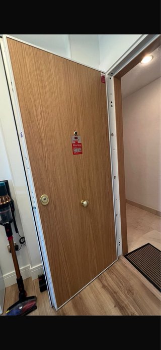 Puerta blindada nueva valor de 1300€    0,82/2,05