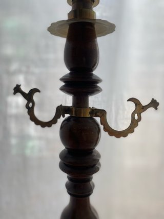 Figura decorativa latón y madera