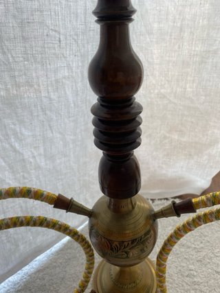 Figura decorativa latón y madera