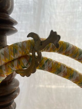 Figura decorativa latón y madera