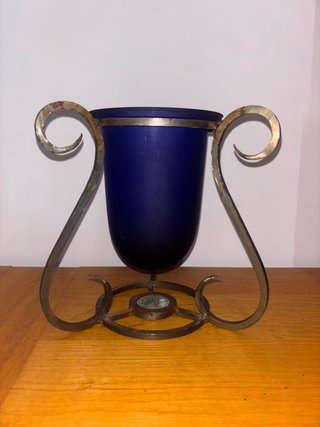 Copa de cristal azul con metal forjado de base